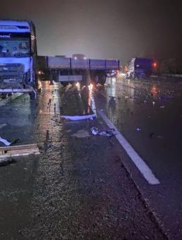Gaziantep'te feci kaza: TIR ile kamyonet &ccedil;arpıştı! 1 &ouml;l&uuml;, 1 yaralı