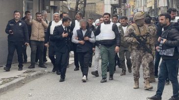 Gaziantep'te korku dolu anlar: 3 kişiyi silahla rehin aldı, kız arkadaşını yaraladı! Operasyonla yakalandı