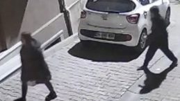 Gece yarısı kapı &ouml;n&uuml;nde kabus: İstanbul'da evine giren gen&ccedil; kadını taciz etti, kendini b&ouml;yle savundu