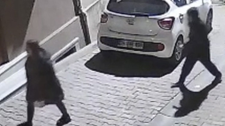Gece yarısı kapı &ouml;n&uuml;nde kabus: İstanbul'da evine giren gen&ccedil; kadını taciz etti, kendini b&ouml;yle savundu