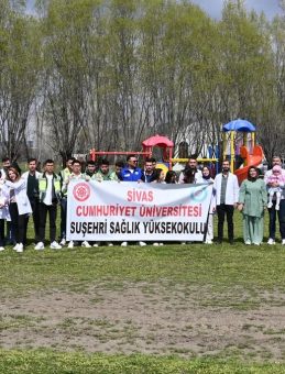 Gen&ccedil; Hemşire Adaylarından &Ouml;rnek Seferberlik! Temiz &Ccedil;evre Sağlıklı Toplum Diyerek Sahaya İndiler