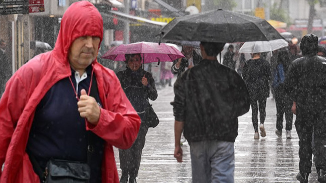 G&ouml;k g&uuml;r&uuml;lt&uuml;l&uuml; sağanak yağış geliyor: Batıdan başlayarak t&uuml;m yurdu etkisi altına alacak!