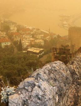 G&ouml;ky&uuml;z&uuml; Renk Değiştirdi: G&ouml;r&uuml;nt&uuml;ler Antalya'dan!
