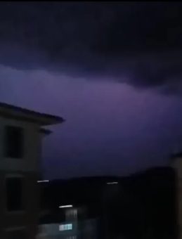 G&ouml;lbaşı il&ccedil;esinin gecesini şimşekler aydınlattı