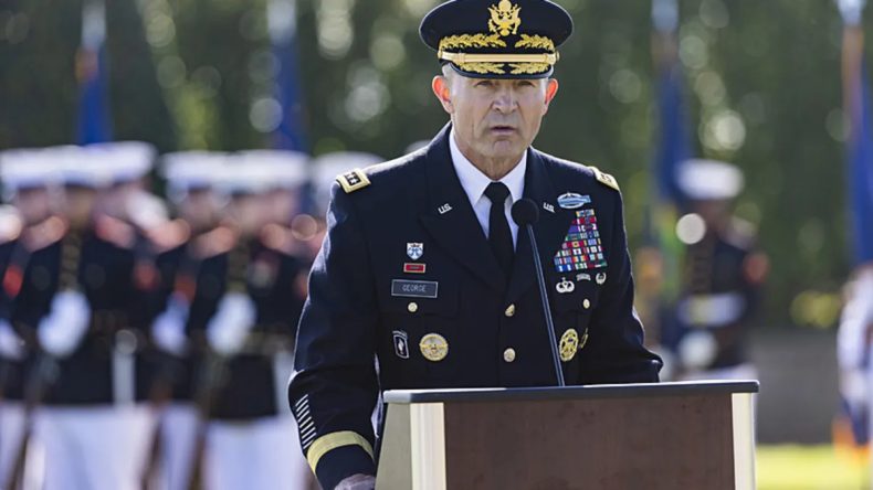 G&ouml;revden alınan ABD&rsquo;li komutandan dikkat &ccedil;eken veda mesajı: Ordu karakterli liderleri hak ediyor