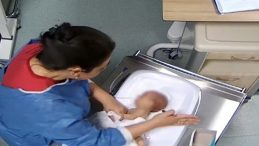 G&ouml;r&uuml;nt&uuml;ler infiale neden olmuştu! 5 g&uuml;nl&uuml;k bebeği d&ouml;ven hemşire kendini b&ouml;yle savundu
