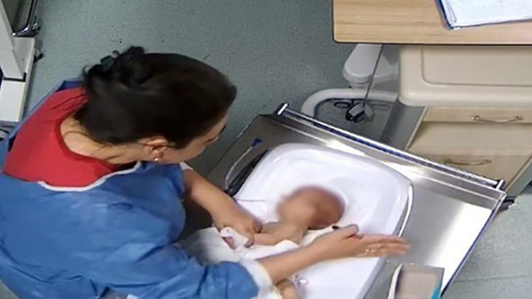 G&ouml;r&uuml;nt&uuml;ler infiale neden olmuştu! 5 g&uuml;nl&uuml;k bebeği d&ouml;ven hemşire kendini b&ouml;yle savundu