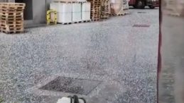 G&ouml;r&uuml;nt&uuml;ler İstanbul'da kaydedildi: Fındık b&uuml;y&uuml;kl&uuml;ğ&uuml;nde yağdı!