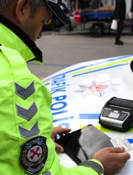 G&ouml;r&uuml;nt&uuml;leri sosyal medyada g&uuml;ndem olmuştu: Yaya ge&ccedil;idinde durmayan s&uuml;r&uuml;c&uuml;ye para cezası!