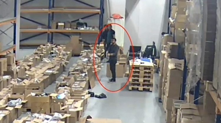 G&uuml;mr&uuml;k personellerinin tezgahı &ccedil;&ouml;kt&uuml;: İstanbul Havalimanı'ndan &ccedil;ıkarıp piyasaya s&uuml;r&uuml;yorlardı