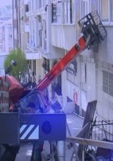 G&uuml;ng&ouml;ren&rsquo;de dehşet: İş makinesi yokuştan geri kaydı! Ortalık savaş alanına d&ouml;nd&uuml;&hellip;