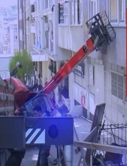 G&uuml;ng&ouml;ren&rsquo;de dehşet: İş makinesi yokuştan geri kaydı! Ortalık savaş alanına d&ouml;nd&uuml;&hellip;