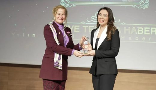 A Haber Spikeri Merve Tepe&rsquo;ye Yılın En İyi Kadın Haber Spikeri &Ouml;d&uuml;l&uuml;