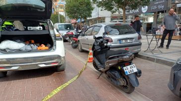 Hafif ticari ara&ccedil; ile &ccedil;arpışan motosikletin s&uuml;r&uuml;c&uuml;s&uuml; Sude, hayatını kaybetti