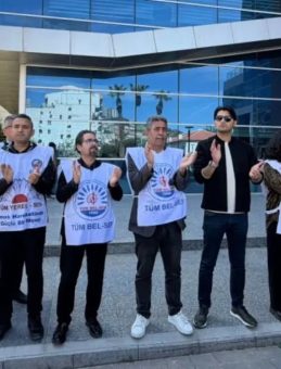 Haftanın İlk G&uuml;n&uuml; Yine Eylem! Bayraklı Belediyesinde Memurlar Eylemde