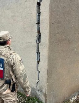 Hakkari'de akılalmaz olay: Yıldırım d&uuml;şen evin duvarı boydan boya yarıldı!