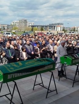 Halı &Ccedil;ırpması Meselesi Y&uuml;z&uuml;nden &Ouml;ld&uuml;r&uuml;len Yaşlı &Ccedil;ift Toprağa Verildi