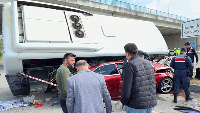 Halk otob&uuml;s&uuml; otomobilin &uuml;zerine devrildi: Yaralılar var