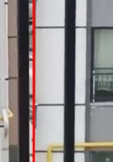 Hatay&rsquo;da korku dolu dakikalar! Camın korkuluklarında gezen &ccedil;ocuk y&uuml;rekleri ağza getirdi: O anlar kameraya yansıdı!