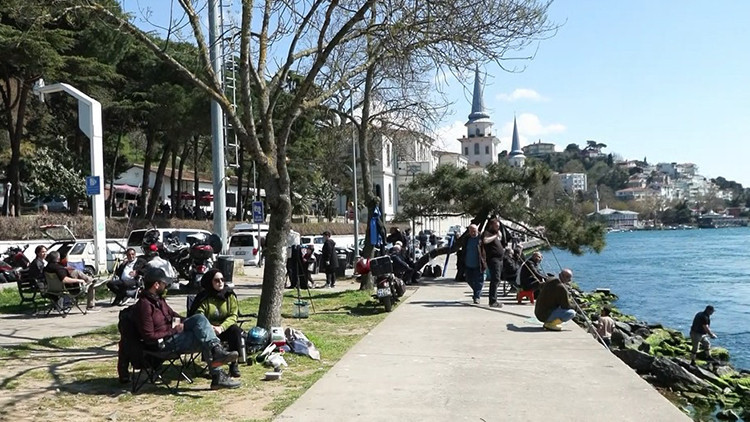 Hava sıcaklığı 19 dereceye &ccedil;ıktı, İstanbullular park ve sahillere akın etti