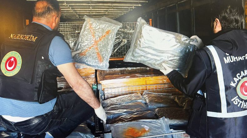 Havada, karada, denizde ve sınırda… Zehir baronlarına 4 koldan darbe