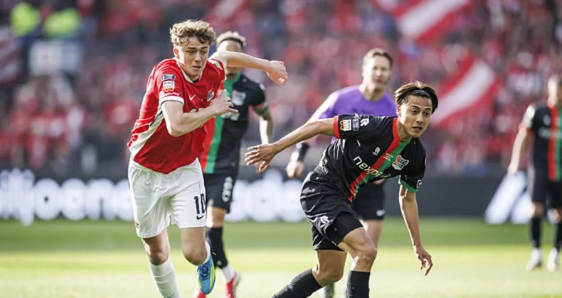 Hollanda'da hakem ma&ccedil;ı bıraktı, telefonla konuştu!