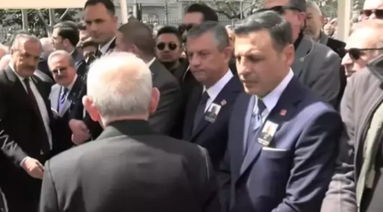 H&uuml;samettin Cindoruk&rsquo;un Cenaze T&ouml;renine Damga Vuran Anlar