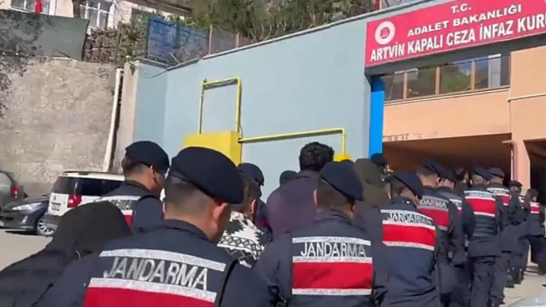 İ&ccedil;işleri Bakanlığı: Artvin merkezli 4 ilde organize su&ccedil; &ouml;rg&uuml;t&uuml;ne y&ouml;nelik d&uuml;zenlenen operasyonlarda 35 ş&uuml;pheli yakalandı