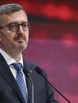 İletişim Başkanı Burhanettin Duran'dan &Ouml;zg&uuml;r &Ouml;zel'e sert tepki: Utan&ccedil; vesikası&hellip;