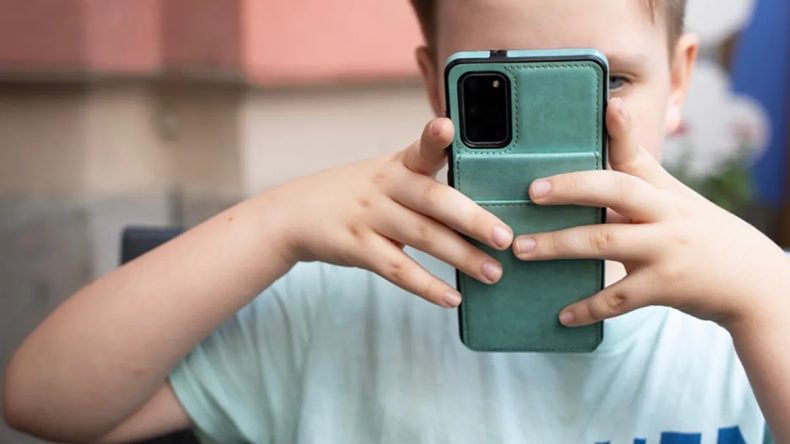 İngiltere&rsquo;de okullara telefon yasağı: Yasal hale gelecek