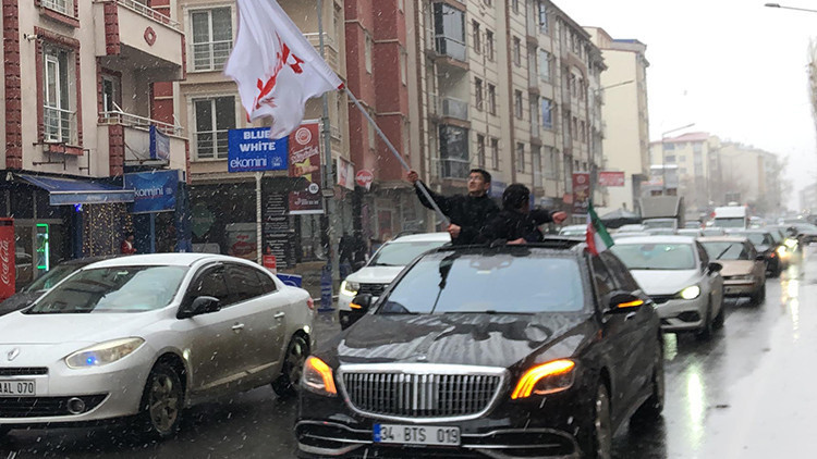 İran'a destek i&ccedil;in konvoy oluşturup kentte tur attılar