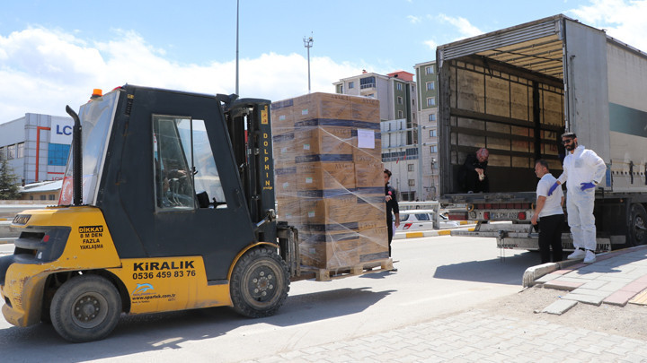 İran'a ulaştırılan yardım TIR'ı sayısı 9'a y&uuml;kseldi
