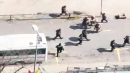 İsrail Konsolosluğu &Ouml;n&uuml;nde M&uuml;cadele Veren Polislerle Alay Ettiler: Savcılık Harekete Ge&ccedil;ti