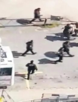 İsrail Konsolosluğu &Ouml;n&uuml;nde M&uuml;cadele Veren Polislerle Alay Ettiler: Savcılık Harekete Ge&ccedil;ti