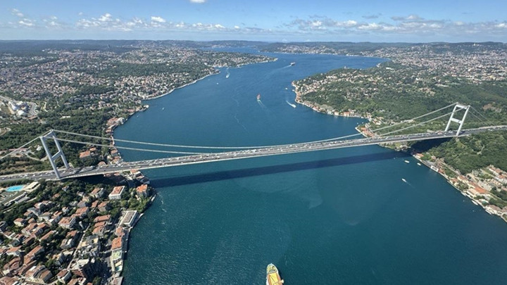 İstanbul Boğazı'nda gemi trafiği &ccedil;ift y&ouml;nl&uuml; askıya alındı