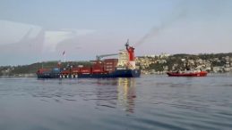 İstanbul Boğazı'nda karaya oturan konteyner gemisi kurtarıldı