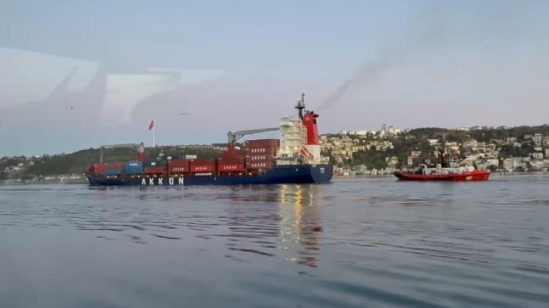 İstanbul Boğazı'nda karaya oturan konteyner gemisi kurtarıldı