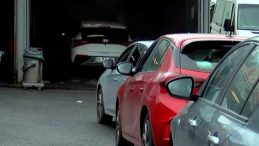 İstanbul'a Yağmurla Birlikte &Ccedil;amur Yağdı! Oto Yıkamacılarda Yoğunluk Yaşandı