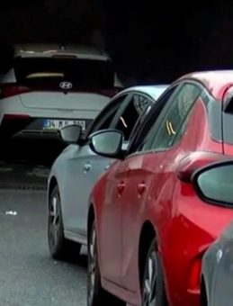 İstanbul'a Yağmurla Birlikte &Ccedil;amur Yağdı! Oto Yıkamacılarda Yoğunluk Yaşandı