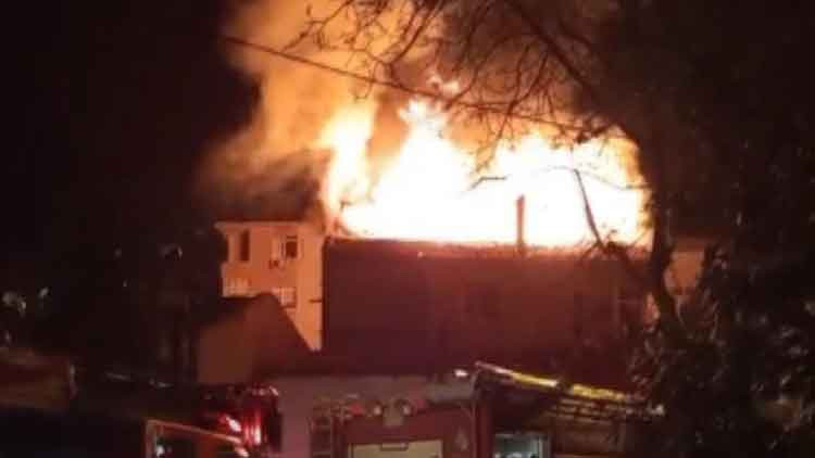 İstanbul'da 3 Katlı Binanın Çatısında Yangın: 2 Kişi Dumandan Etkilendi