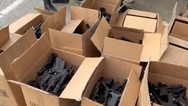 İstanbul'da durdurulan ara&ccedil;ta 1.021 adet silah ele ge&ccedil;irildi