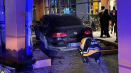 İstanbul'da Otomobil Kafeye Daldı: 6 Kişi Yaralandı