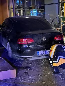 İstanbul'da Otomobil Kafeye Daldı: 6 Kişi Yaralandı