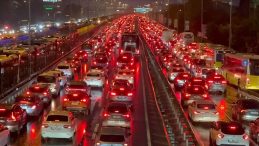 İstanbul'da Trafik Yine Fel&ccedil; Oldu! Yoğunluk Y&uuml;zde 83'e Y&uuml;kseldi
