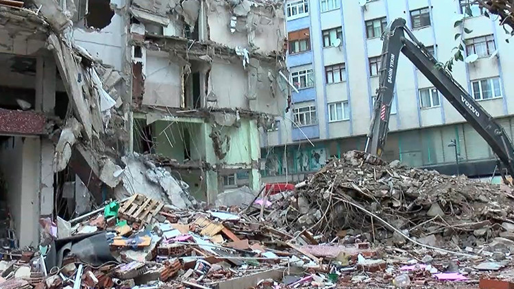 İstanbul'da Yıkım Faciası: Annesiyle Yolda Y&uuml;r&uuml;yen K&uuml;&ccedil;&uuml;k &Ccedil;ocuğu Hayattan Kopardı