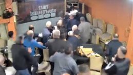 İstanbul'daki kahvehanede yaşandı: Yanlış anlayıp can havli ile ka&ccedil;tılar
