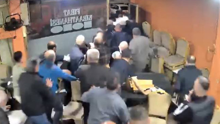 İstanbul'daki kahvehanede yaşandı: Yanlış anlayıp can havli ile ka&ccedil;tılar