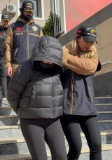 İstanbul&rsquo;da 23 adrese eş zamanlı fuhuş operasyonu: Kadınları pazarlayan kadınlar g&ouml;zaltına alındı