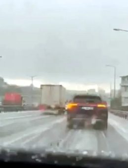 İstanbul&rsquo;da Bir G&uuml;nde Yağmur ve Dolu Etkili Oldu