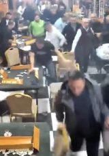 İstanbul&rsquo;da ilgin&ccedil; olay: Kahvehanedekiler sokağa d&ouml;k&uuml;ld&uuml;!